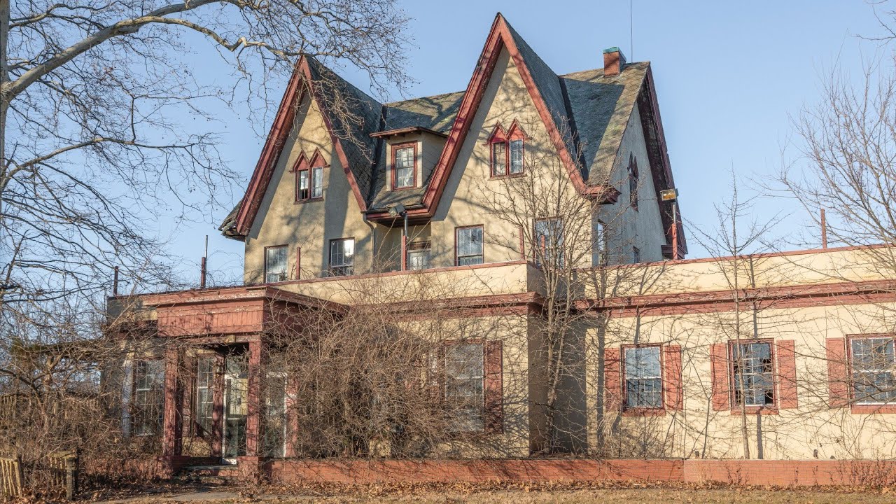 Inside an incredible Abandoned Mansion built in 1800, left a time capsule!