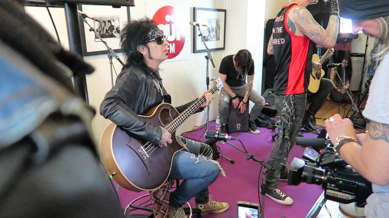 SIXX:A.M. - Life is Beautiful Live Unplugged @ OUI FM - 01/06/2016