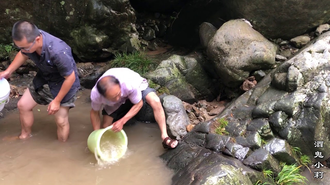 大水退去后，第一次尝试这种奇葩捉鱼方式，会有收获不