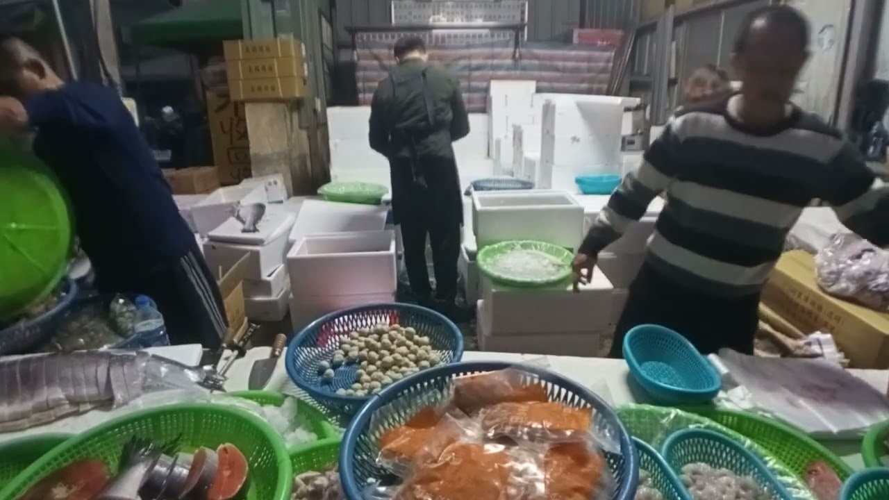 價格一喊全場暴動，人潮擠爆只為搶阿源海鮮！  阿源佛心價一出，客人整群湧上來掃貨！