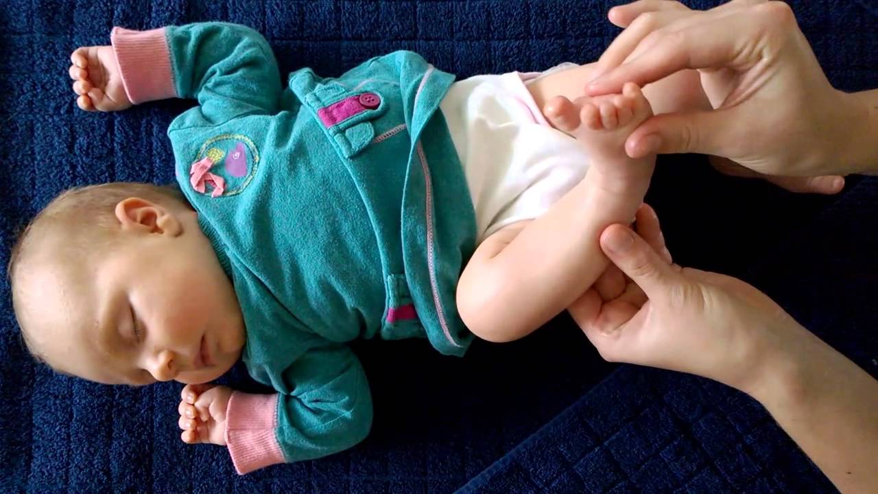 Baby reflexology massage by Floor Tuinstra starring Luna 1,5 month