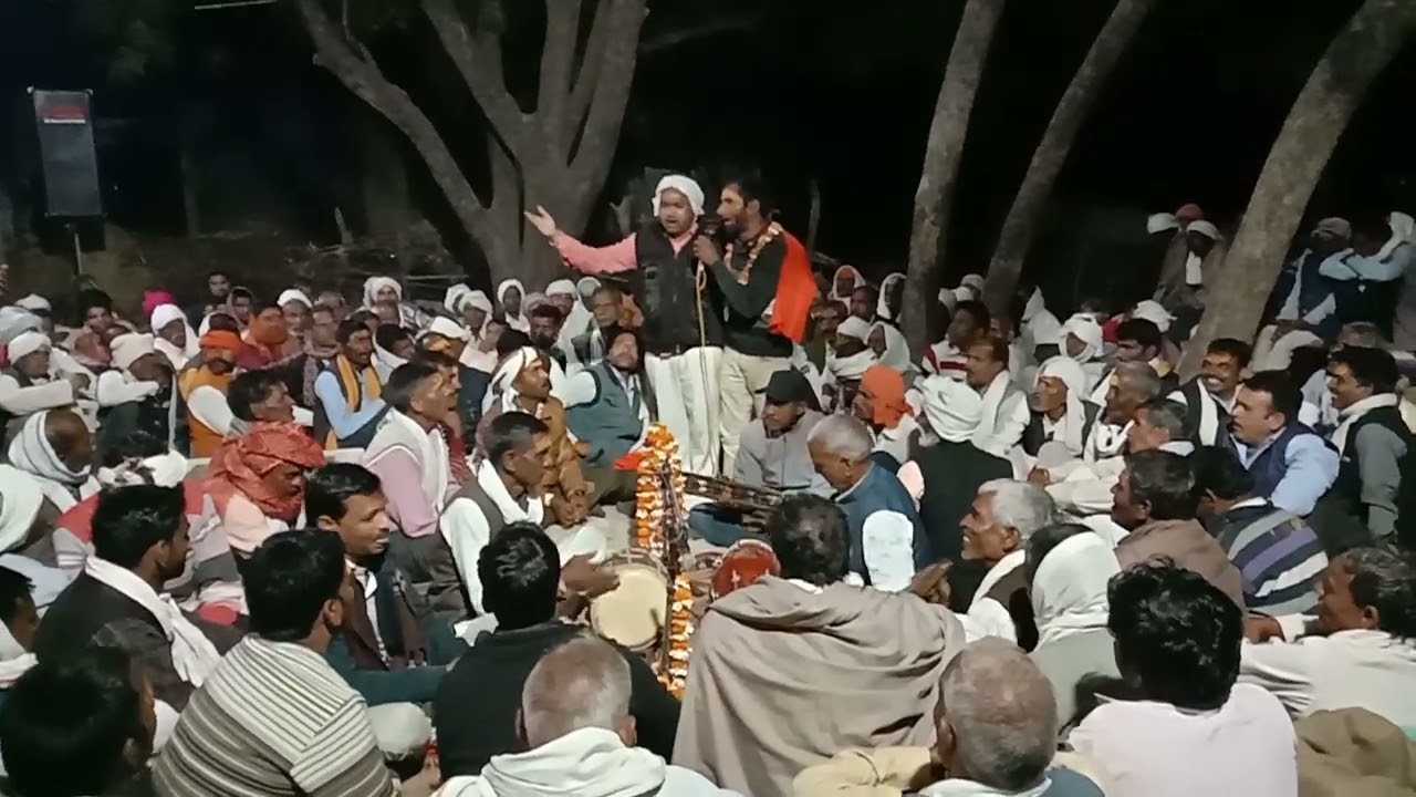 फाग गायक अजमेर सिंह बघेल सायंडाणे में गाते हुए (चलायदे हो मेरो डूबत बंश चलायदे)