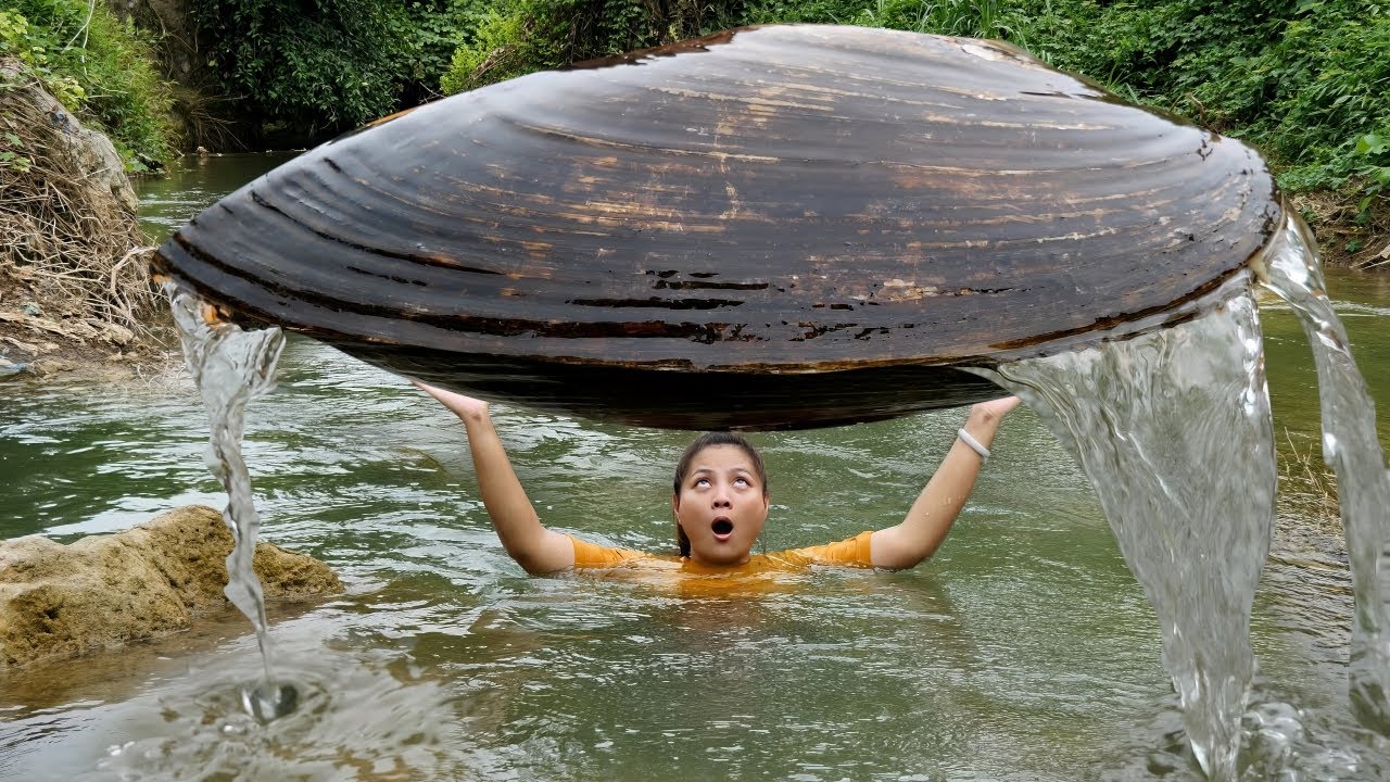 The girl discovered a spitting clam and its stunning pearl