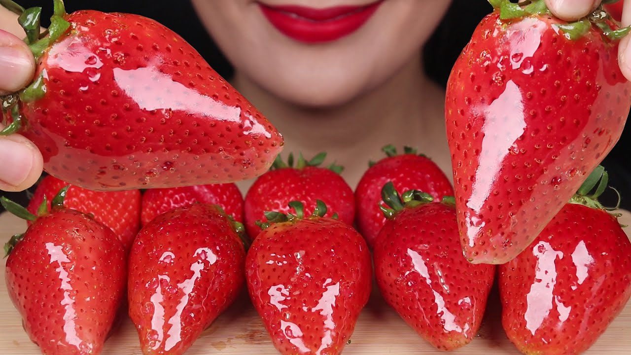 ASMR Tanghulu Candied fruits Giant Strawberry 킹스베리 탕후루 EATING SOUNDS NO TALKING Mukbang フルーツキャンディー