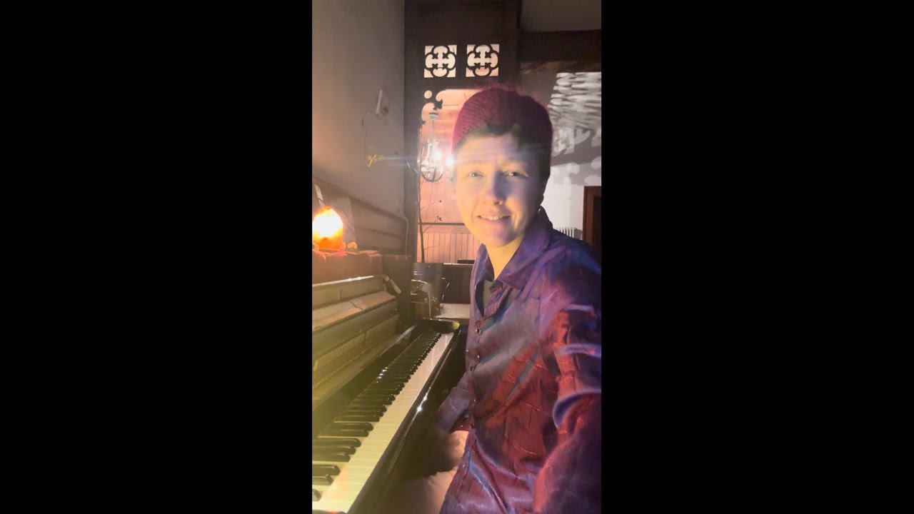 Water running down my elbows. #relaxingmusic #piano 