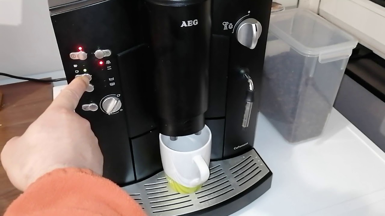AEG Kaffeemaschine CaFamosa Funktionstest, Kaffeevollautomat, Lampen grün blinken, entlüften