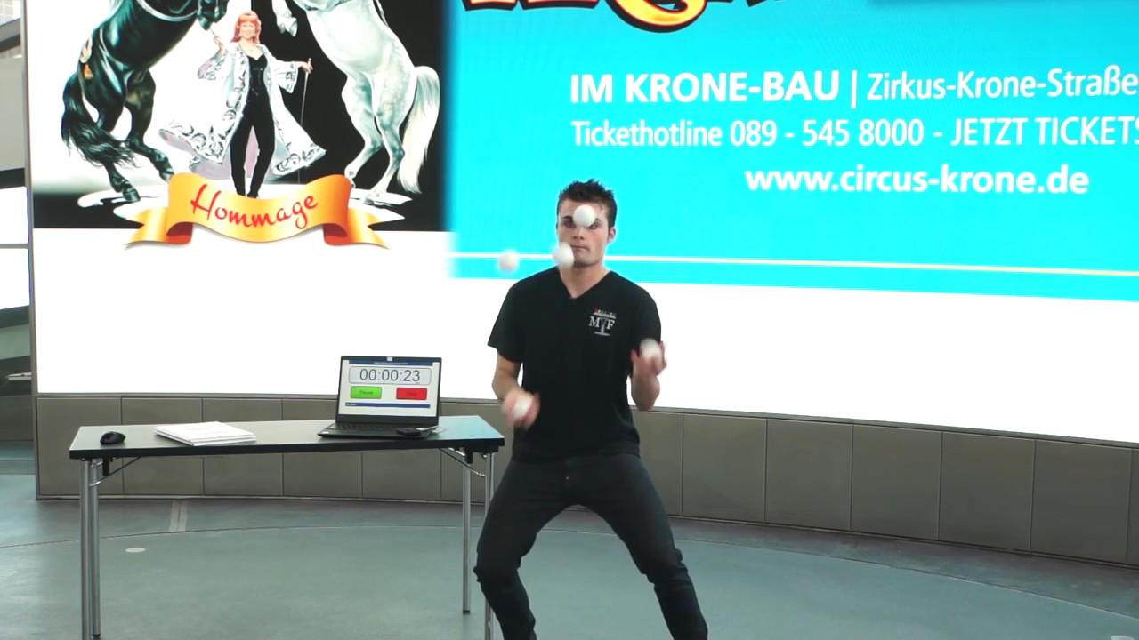 Jongleur Michael Ferreri vom Circus Krone: Weltrekordversuch Jonglieren mit 5 Bällen @ BMW Welt