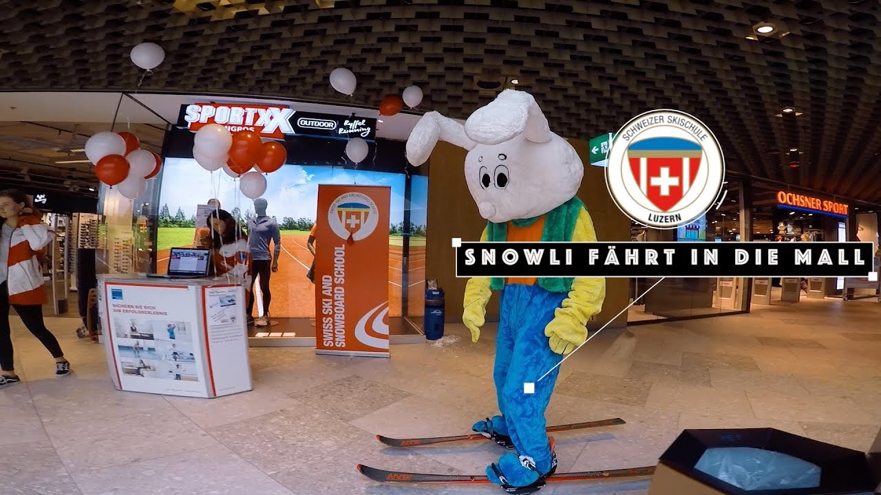 Snowli fährt Ski in der Mall