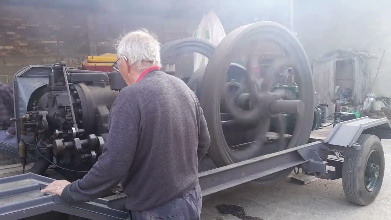HUGE DIESEL ENGINE COLD START UP Blackstone spring injection diesel engine