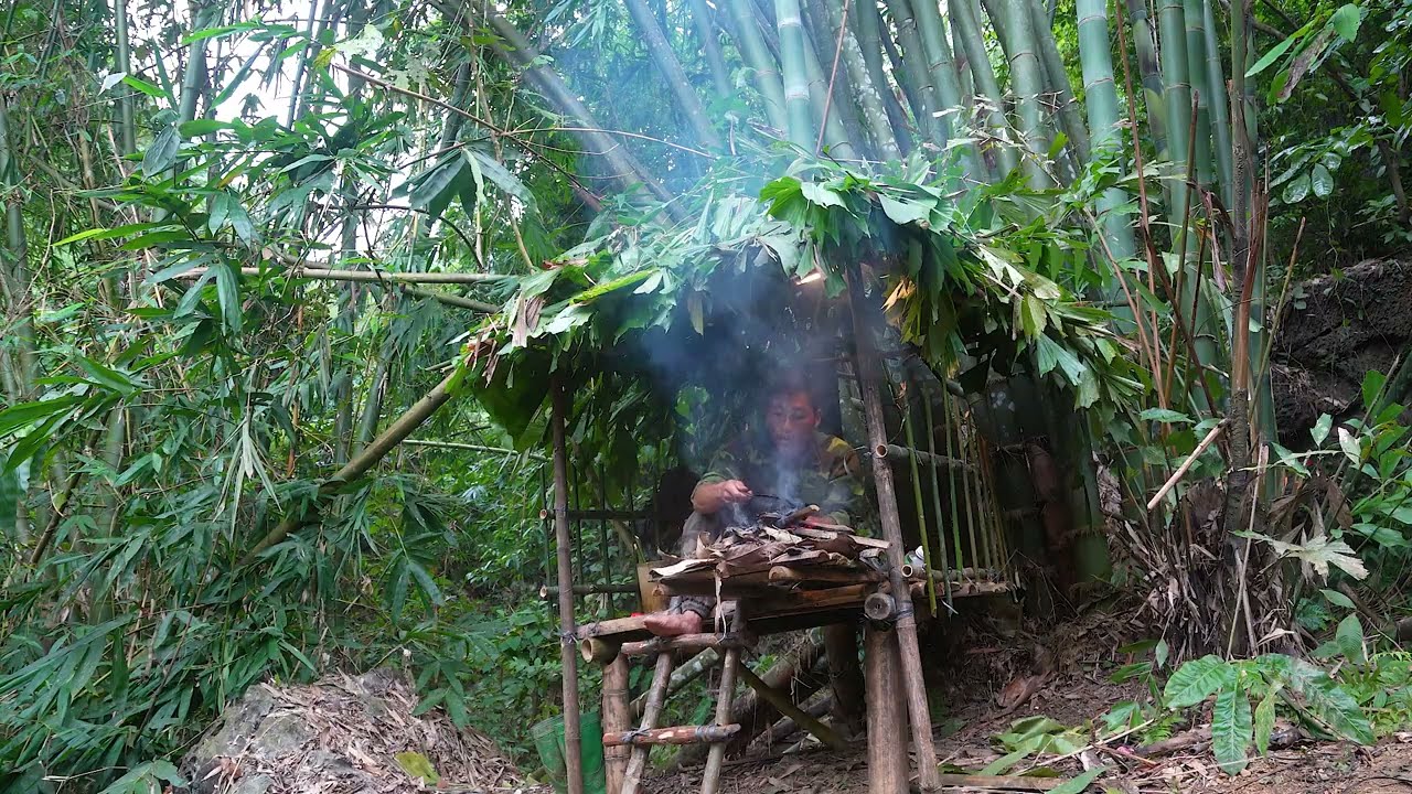 3 Day Building Warm Bushcraft Survival Shelter - Survives alone in the forest- Bushcraft Trip