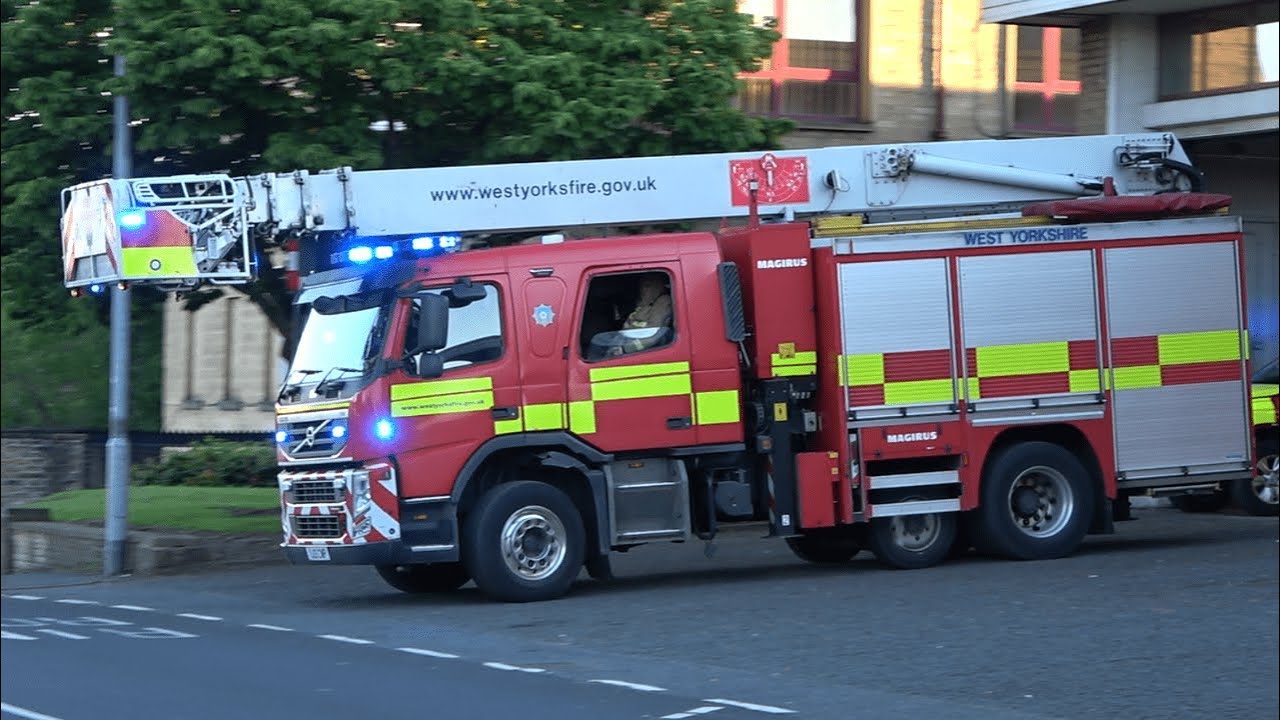 [TWO TONES] West Yorkshire Fire & Rescue Service - Huddersfield CARP Turnout