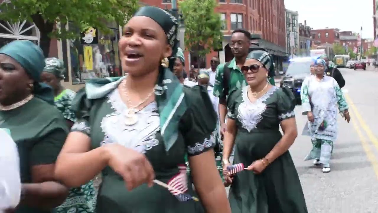 CARNAVAL POUR LA FESTIVITE DE NOEL 25 MAI 2022 DANS LE CENTRE VILLE DE PORTLAND MAINE