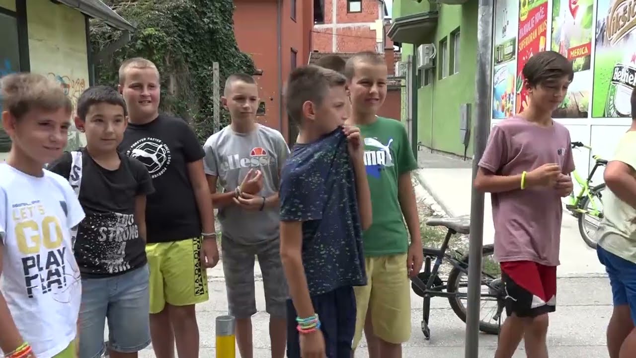 Pozeski osnovci kraj letnjeg raspusta koriste za pravljenje i prodaju narukvica   18 08 2023