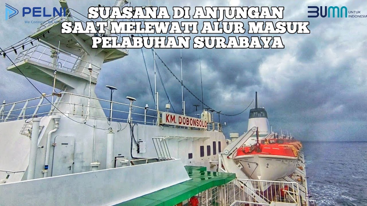 SUASANA ANJUNGAN SAAT MELEWATI ALUR SEMPIT MASUK PELABUHAN SURABAYA.