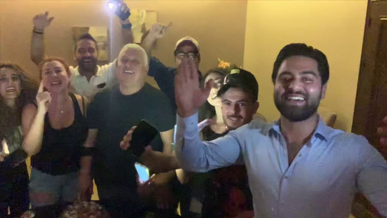 اسرة #موجة_غضب يحتفلون بنجناح المسلسل وبعيد ميلاد جو صادر و حسين فنيش على طريقتهم الخاصة