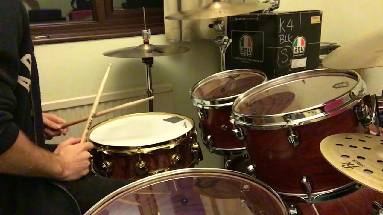 Dennis Chambers lick breakdown by Brandon Mackie - ONE MINUTE drum lesson