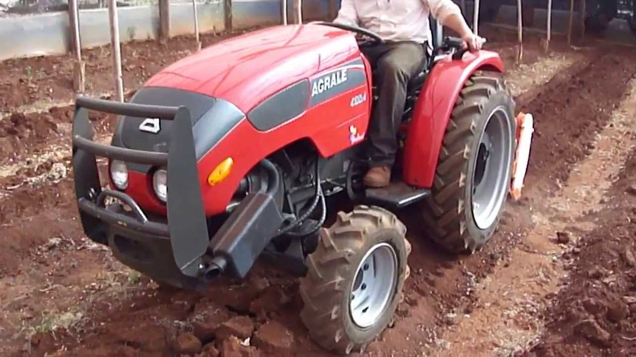 Agrale 4100.4 com rotativa trabalhando.