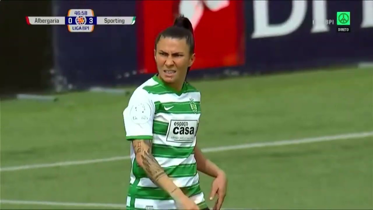 Joana March&atilde;o Showing Off