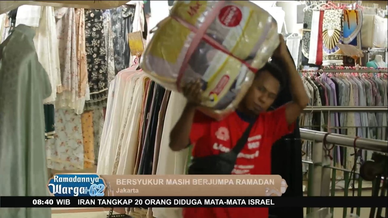 Ramadan Para Pemanggul Barang di Pusat Grosir Tanah Abang