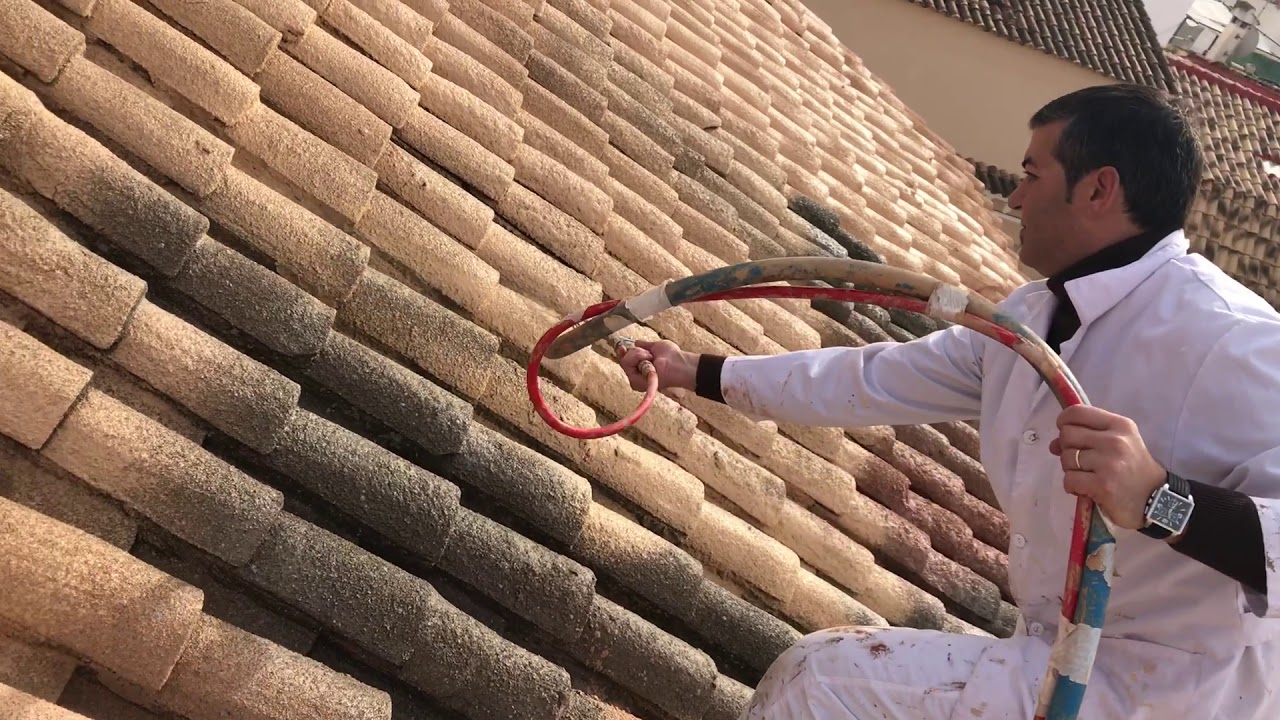 Aplicación corcho proyectado Suberlev sobre tejas