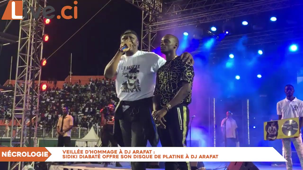 Hommage  Sidiki Diabaté offre son disque de platine à Dj Arafat
