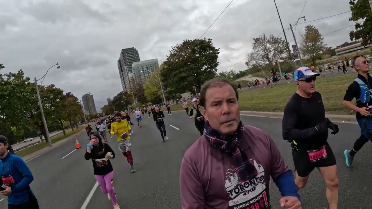 TORONTO WATERFRONT HALF MARATHON, KILOMETER 13 AT THE RACE [Octubre 15, 2023]