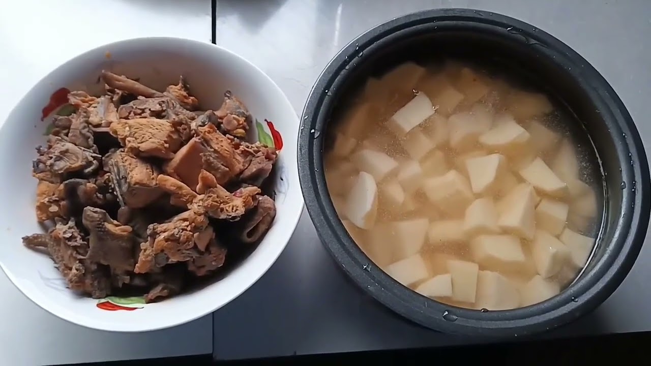 七妹把没吃完的鸡肉跟土豆一起红烧嘎嘎香，一点都不浪费   1of3