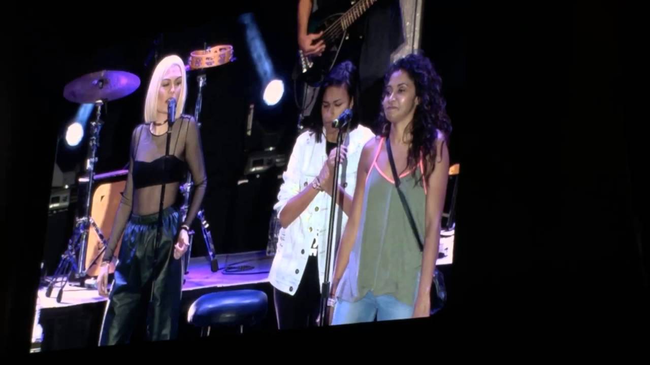 Jessie J singing with Fans at Universal Orlando | EMOTIONAL