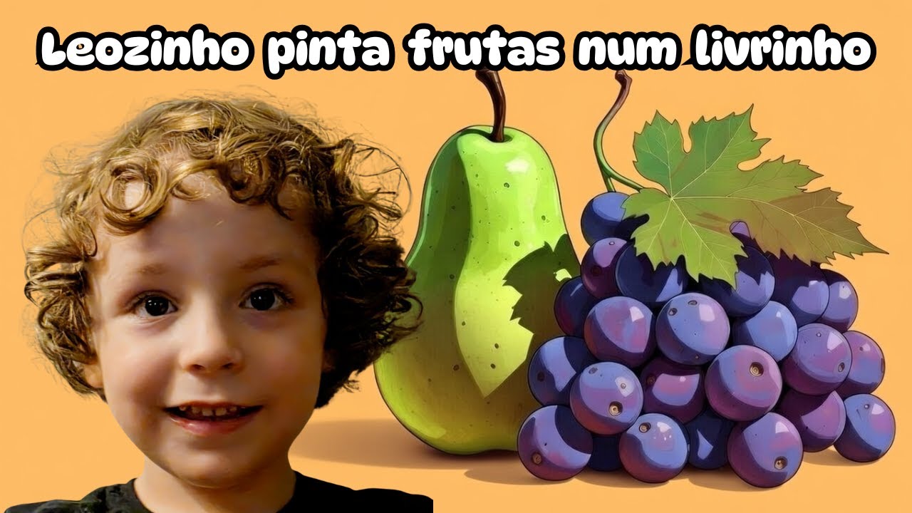 Leozinho se diverte pintando frutas num livrinho