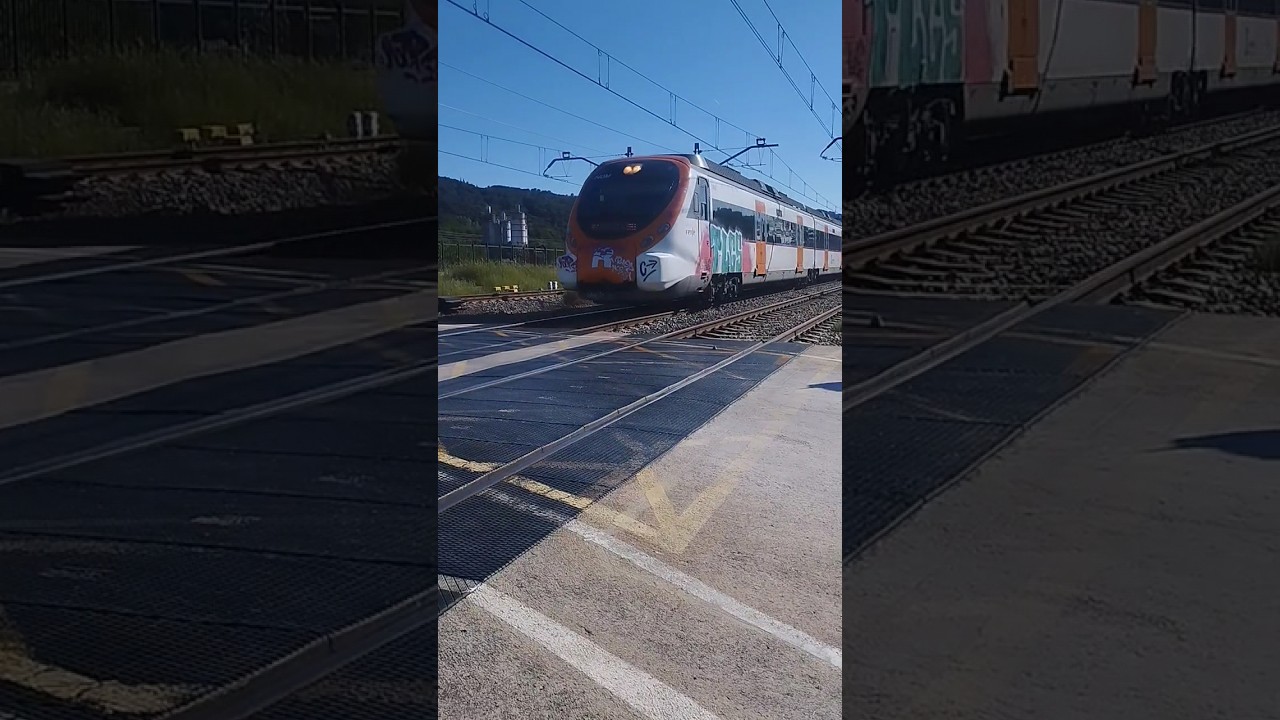 civia 465 doble en el paso a nivel de llinars hacia sant Celoni r2