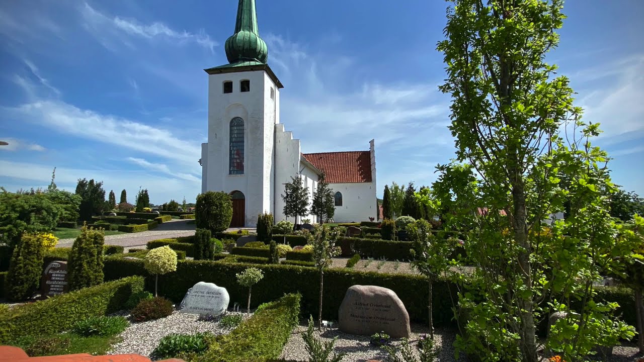 19. december. I dag skal vi se billeder af vores to smukke kirker, Slotskirken og Skanderup Kirke
