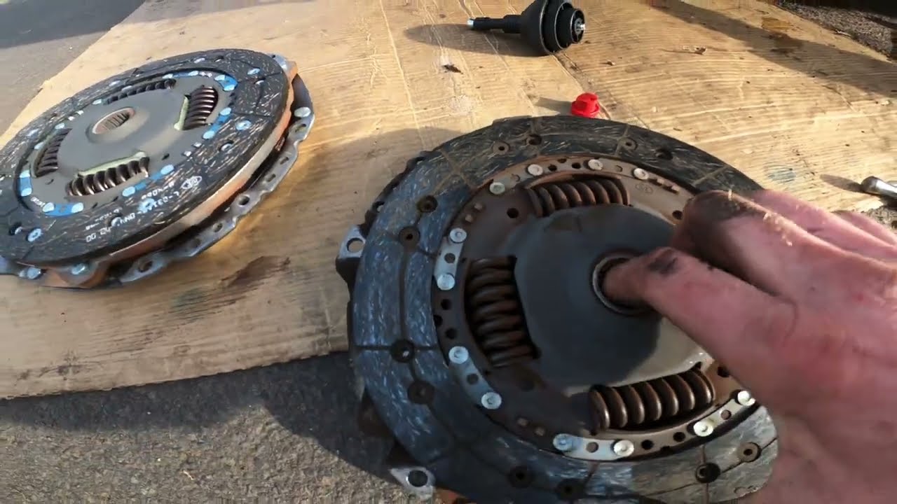 Citroen C3 1.6HDI Clutch replacement!! HIDDEN BOLT LOCATIONS! They don’t make it easy! #autorepair