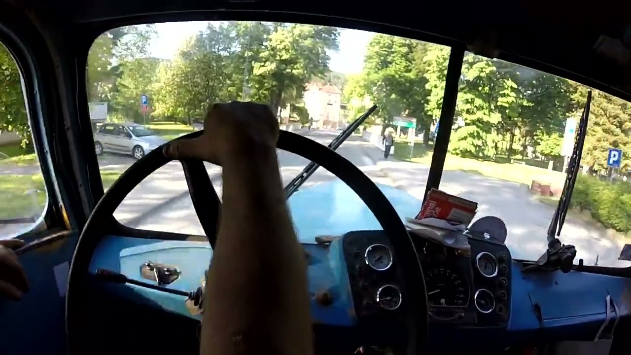 FAP 1314  ŠTICAR PUN TRUPACA SPUSTANJE NIZ BRDO// snimak iz perspektive vozaca