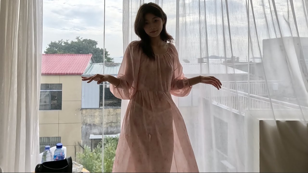 大大方方的大学生小艺，展示我们家也很受欢迎的一款透视连衣裙