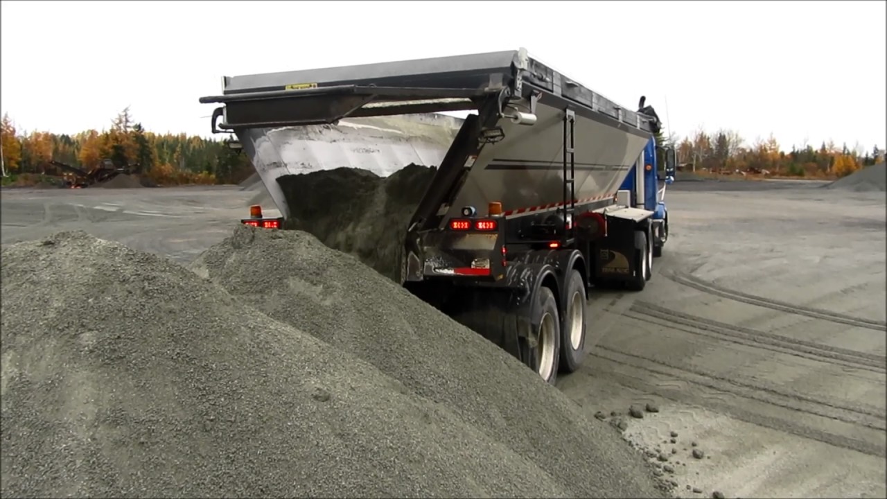 Live Bottom Trailer Dumping Sand