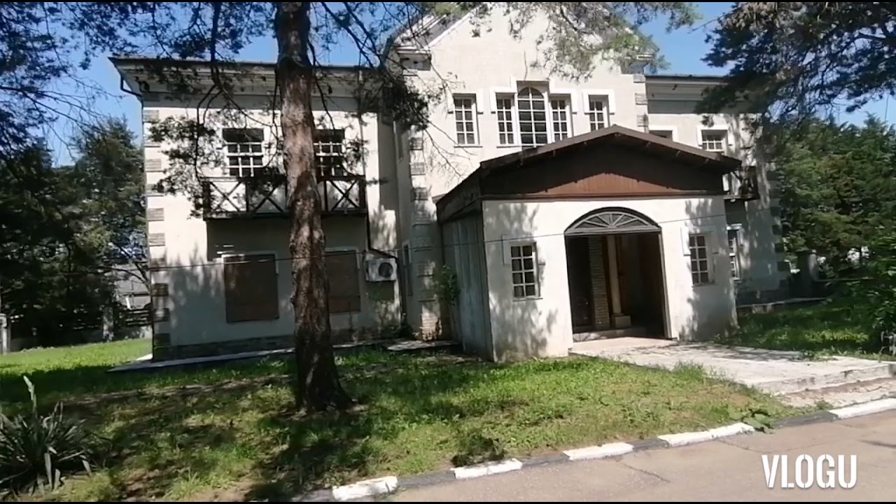 Strada cu casele din filmul Regina și Inima de Tigan, Casa lui State modificata :((((((