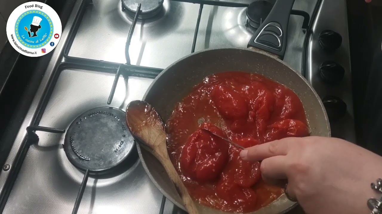 Pasta con pomodori pelati e cipolla