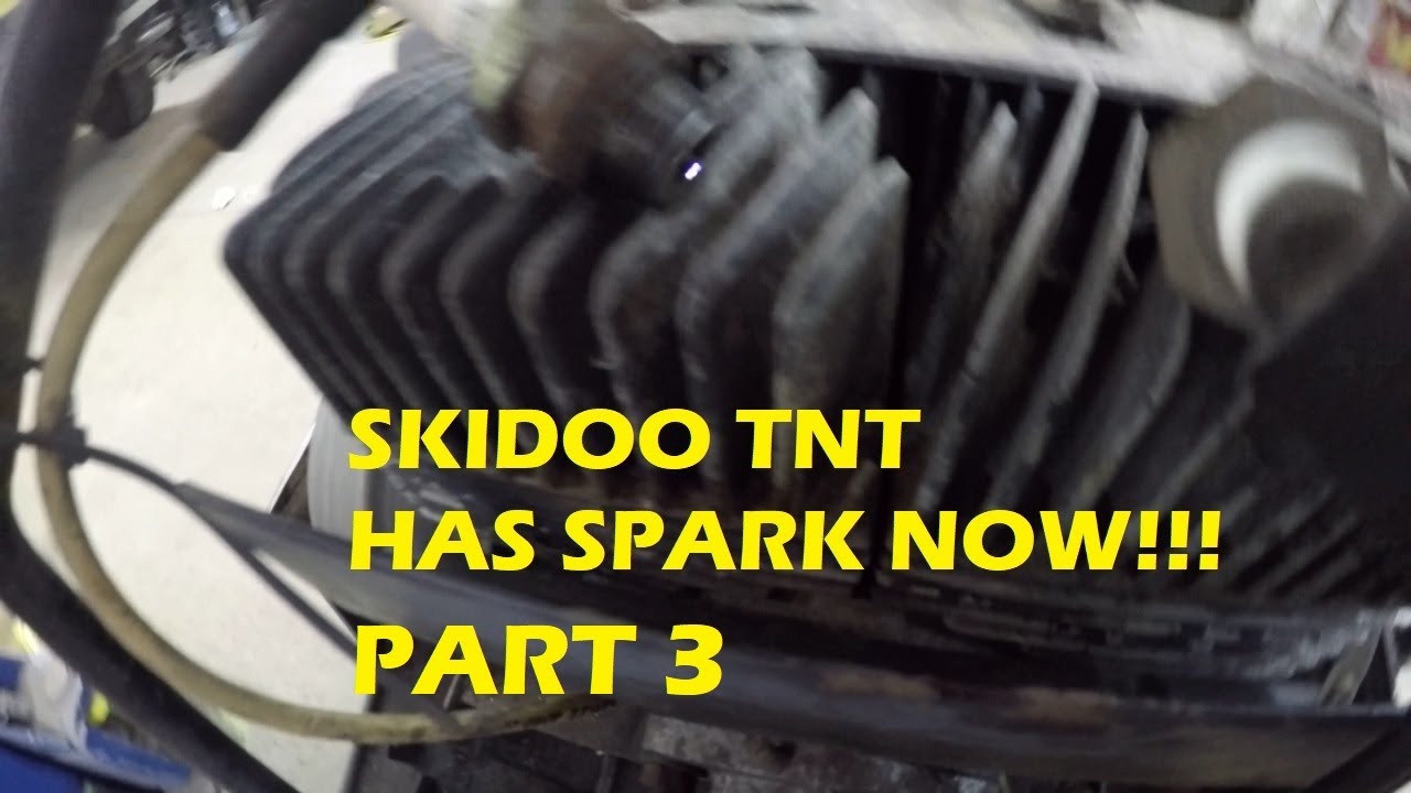 Брошенный снегоход Skidoo TNT 1972 года выпуска — наконец-то появилась искра на обеих свечах, ЧАС...