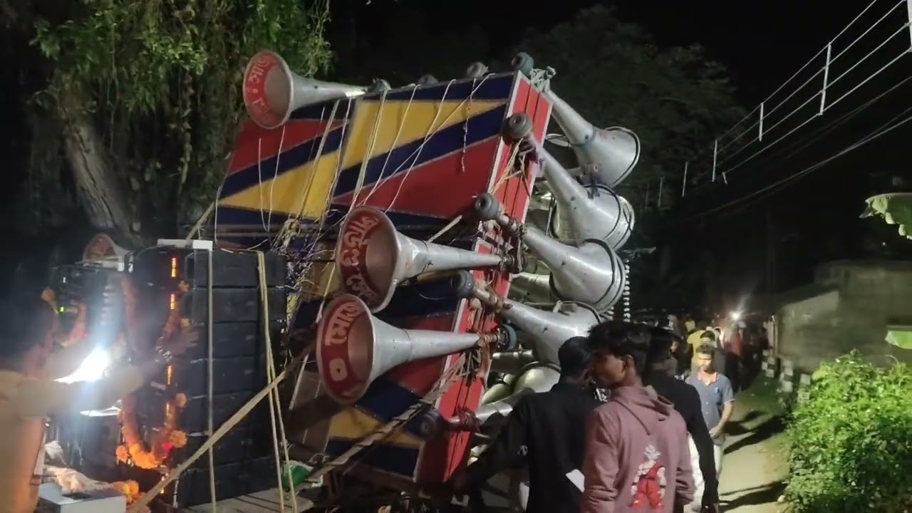 আজ 17 দিন বাদে সরস্বতী ঠাকুর ভাসান করছে 🙏 কৈকালা 👉 মোজাম সাউন্ড এর অপারেটর ফটিক দা মাল চেক করছে