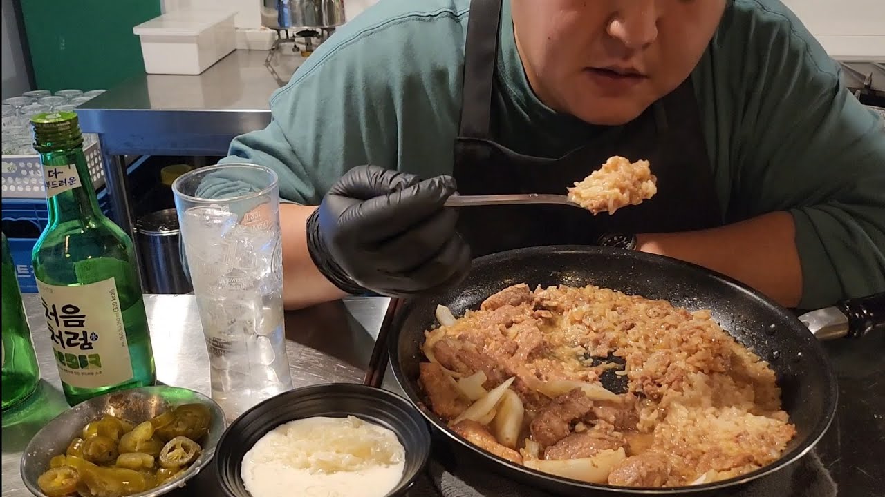 돼지목살볶음에 밥넣어서 따뜻하게 먹방