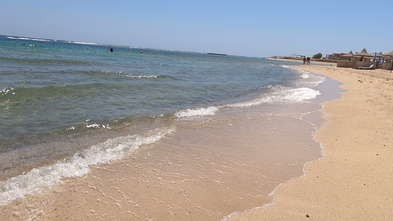 Plaża hotelu Utopia Beach Club w Marsa Alam krótki spacer od pomostu w stronę hotelu Pensee.
