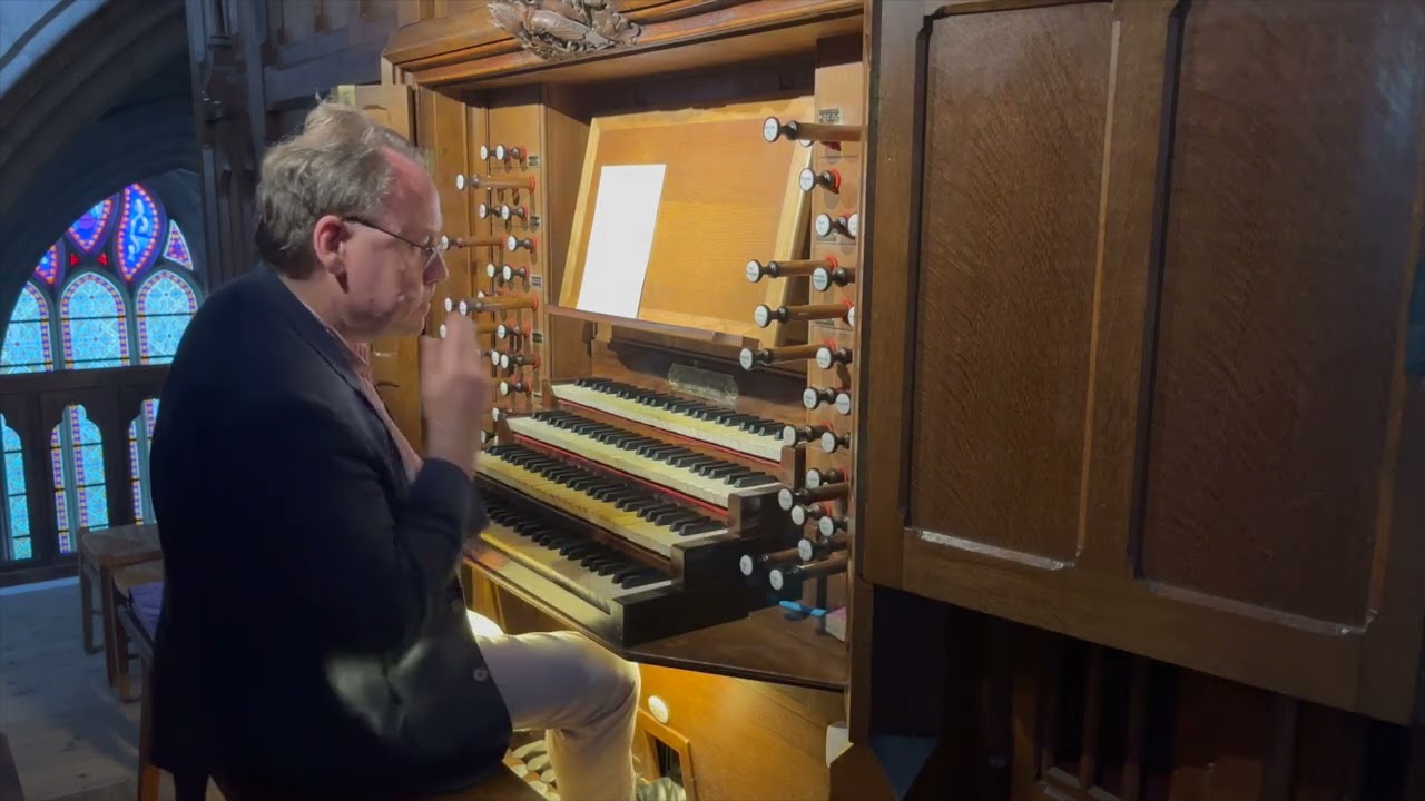 Prélude et Fugue improvisée - David Briggs aux Grandes Orgues de la Cathédrale de Luçon, France.