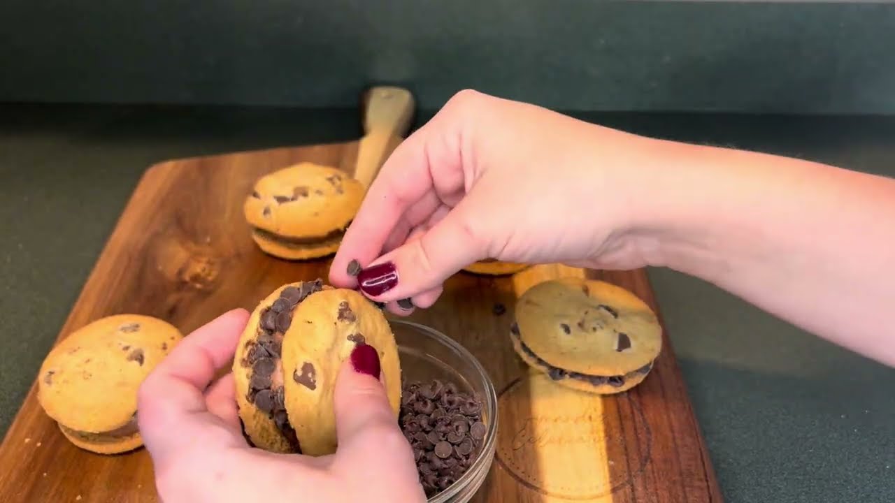 CHOCOLATE CHIP CHIPWICHES WITH A CHOCOLATE FILLING