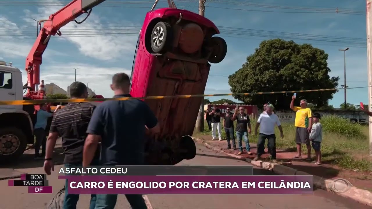 Carro é engolido por cratera em Ceilândia