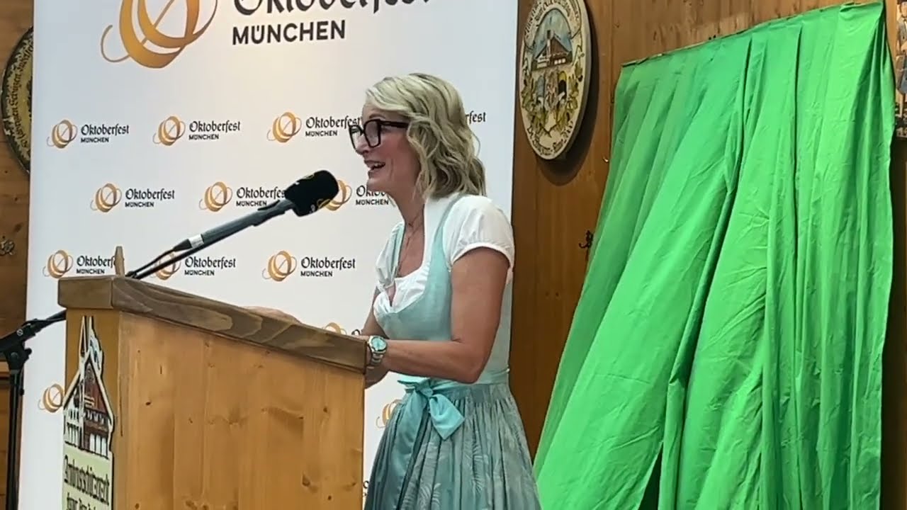 Krugrednerin Monika Gruber: Vorstellung des Oktoberfestkrug 2023 im Armbrustschützenzelt 24.08.2023
