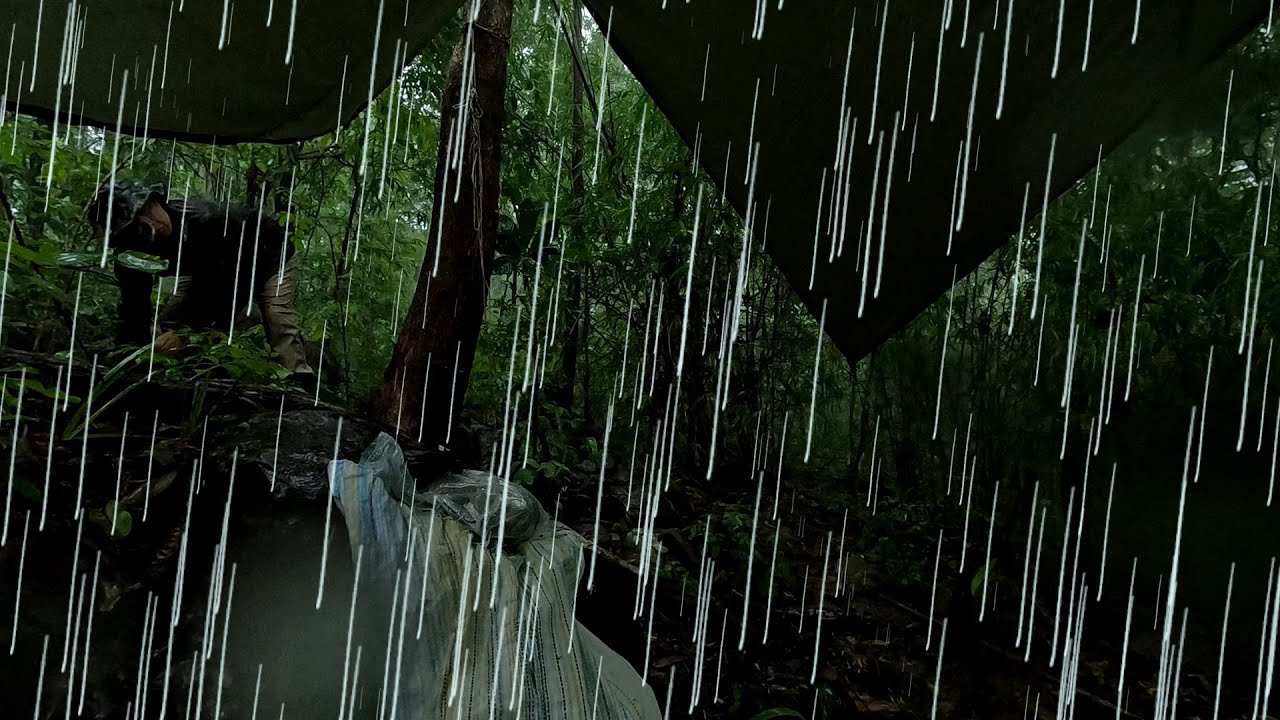 พายุฝนตกหนักกระทันหัน..!! เปียกไปทั้งตัว - น้ำป่าสีแดงไหลลงจากบนเขา | นอกบ้าน