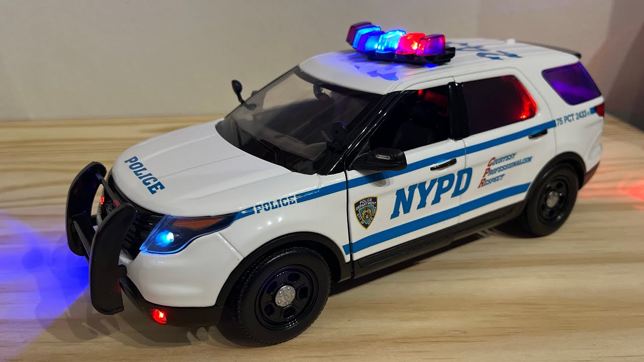 1/18 Scale NYPD Ford Explorer with working LED lights 