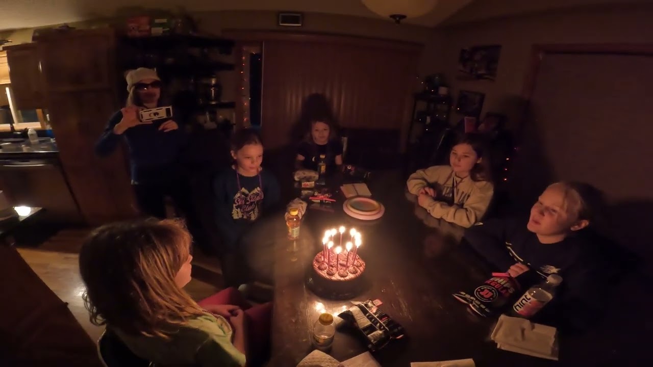 26 02 01 Lylee's mini B Day cake presentation