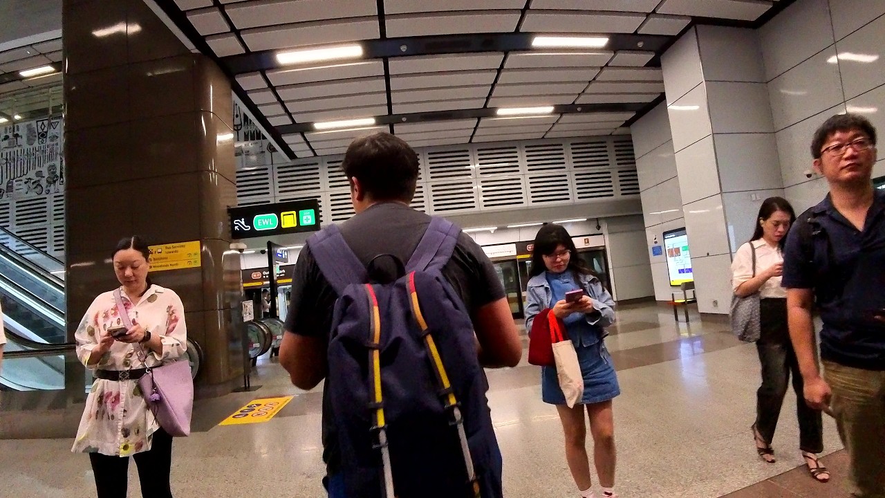 Outram Park MRT Station | Paid transfer link walk from TEL Platforms to EWL Platforms