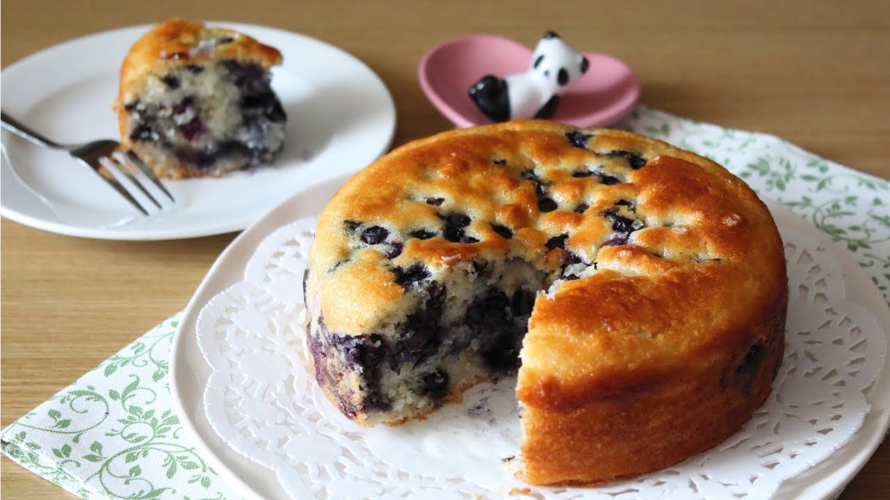 Torta di mandorle e mirtilli facile e veloce. Ricetta senza uova e burro